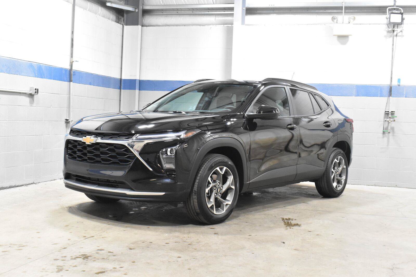 Used 2024 Chevrolet Trax LT w/ Driver Confidence Package FWD image 2