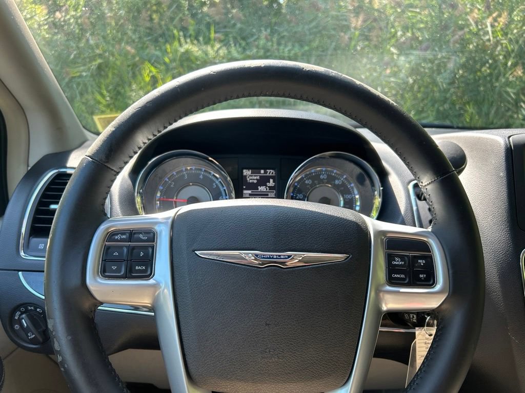 Used 2013 Chrysler Town & Country Touring FWD image 12