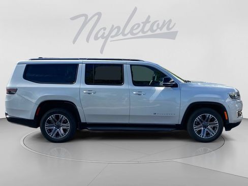 Used 2024 Jeep Wagoneer L Series II w/ Flexible Seating Group RWD image 7
