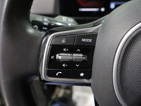 Used 2025 Kia Carnival FWD image 30