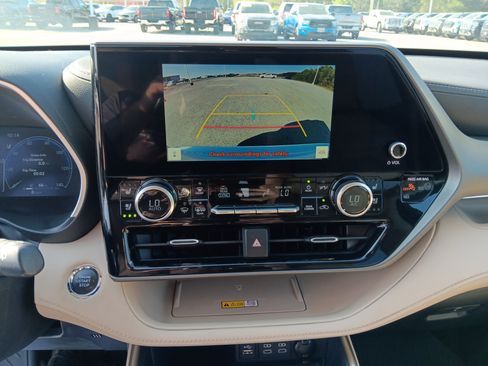 Used 2023 Toyota Highlander Limited FWD image 13