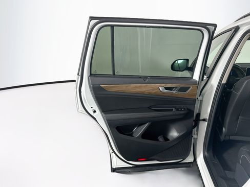 Used 2025 Volkswagen Atlas SE FWD image 26