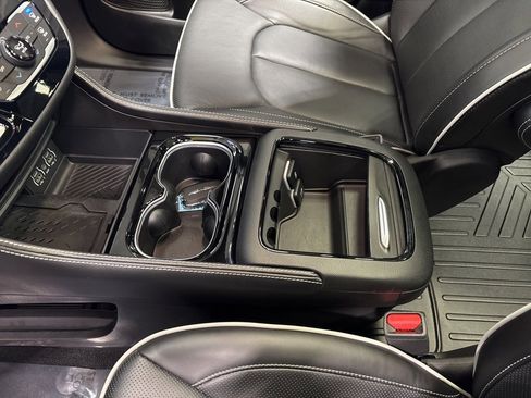 Used 2025 Chrysler Pacifica Limited image 27