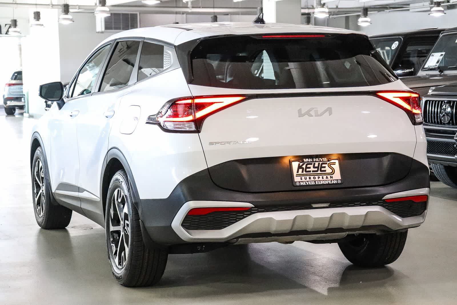 Used 2024 Kia Sportage EX FWD image 2