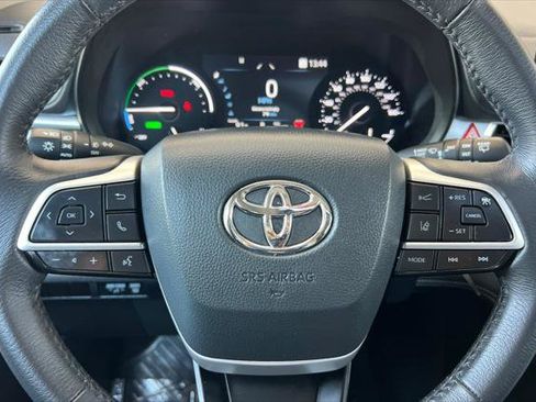 Certified 2025 Toyota Sienna XLE FWD image 26