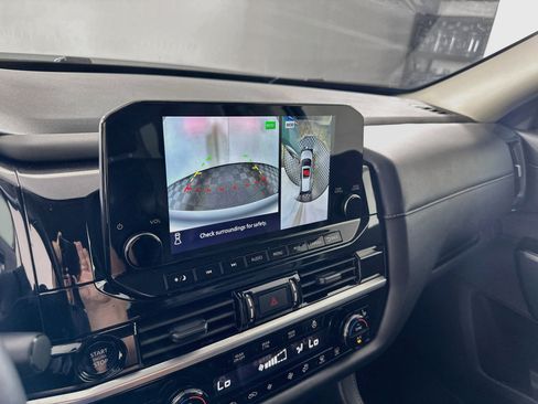 Used 2025 Nissan Pathfinder SL FWD image 22