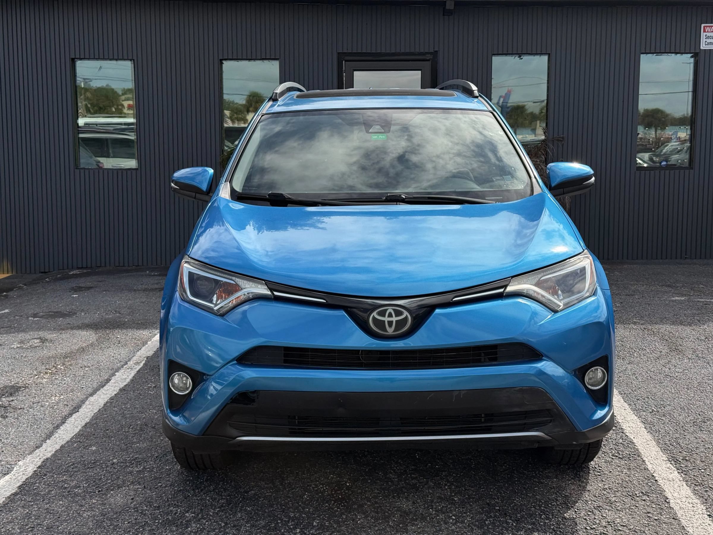 Used 2017 Toyota RAV4 XLE FWD image 2