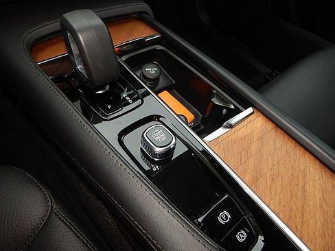 Certified 2025 Volvo XC90 B6 Plus image 25