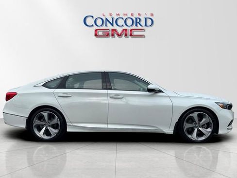 Used 2018 Honda Accord Touring image 3