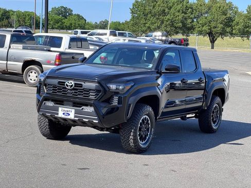 Used 2025 Toyota Tacoma TRD Off-Road image 2