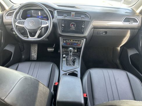 Used 2023 Volkswagen Tiguan SE w/ Panoramic Sunroof Package FWD image 12
