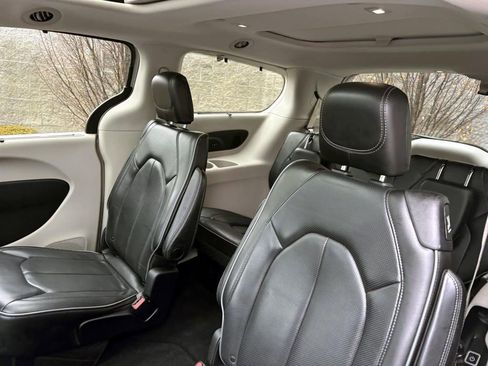 Used 2019 Chrysler Pacifica Limited w/ Advanced Safetytec Group image 28