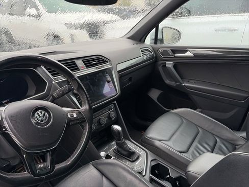 Used 2018 Volkswagen Tiguan SEL Premium w/ R-Line Package image 8