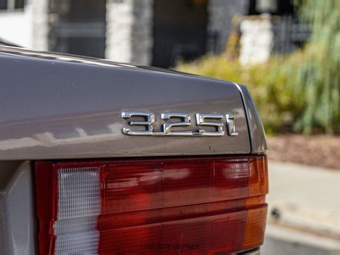Used 1989 BMW 325i Convertible RWD image 54