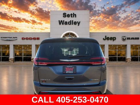 Used 2021 Chrysler Pacifica Touring-L FWD image 6