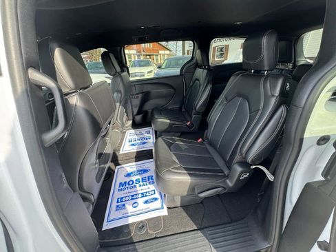 Used 2025 Chrysler Pacifica Select FWD image 2
