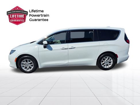 Used 2018 Chrysler Pacifica LX FWD image 2