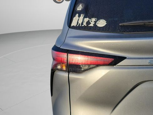 Used 2021 Toyota Sienna Limited image 21