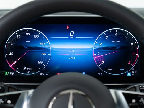 Used 2025 Mercedes-Benz GLC 300 4MATIC image 18