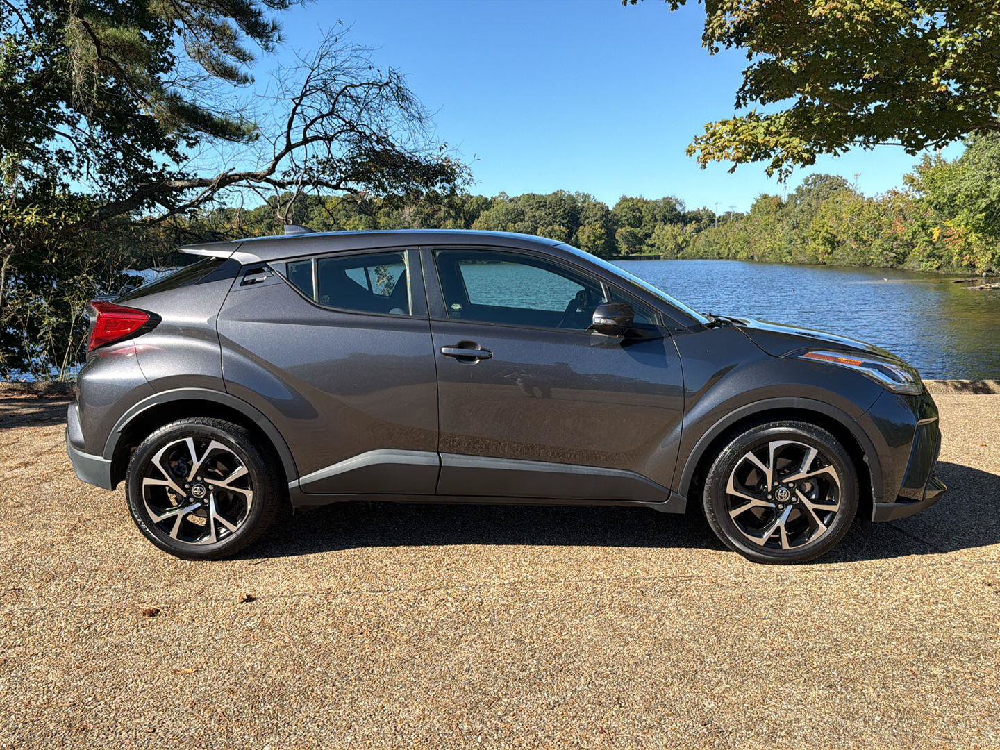 Used 2020 Toyota C-HR XLE FWD image 3