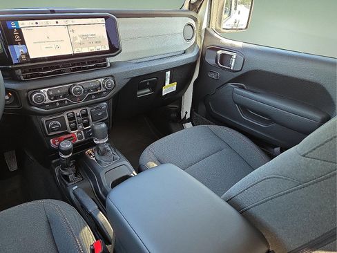 Used 2025 Jeep Gladiator Sport AWD/4WD image 13