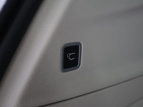 Used 2023 Chrysler Pacifica Touring-L image 21