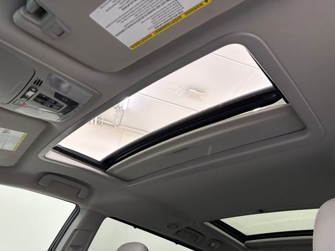 Used 2017 Toyota Sienna AWD image 22