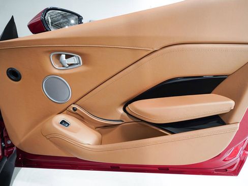 Used 2020 Aston Martin V8 Vantage Coupe image 19