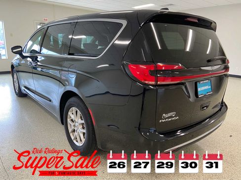 Used 2024 Chrysler Pacifica Touring-L image 9