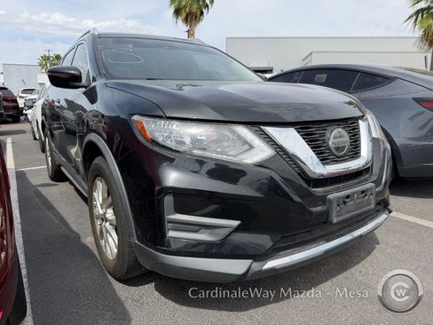Used 2020 Nissan Rogue SV image 2