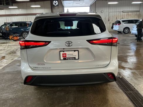 Used 2022 Toyota Highlander XLE AWD/4WD image 4