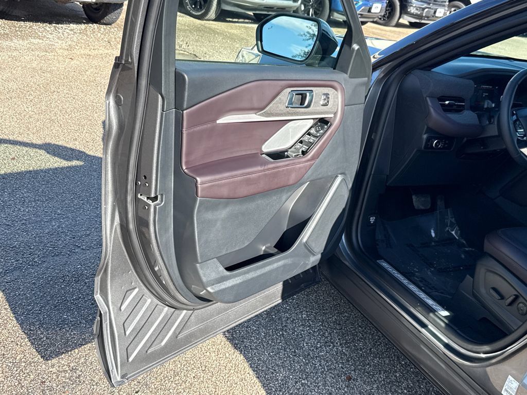 Used 2026 Ford Explorer Platinum RWD image 14