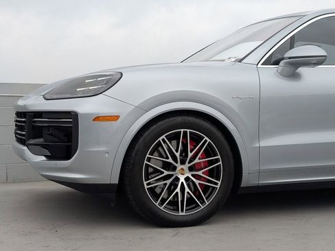 Used 2024 Porsche Cayenne Turbo image 9