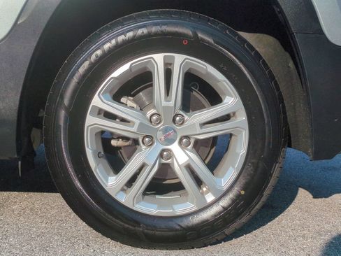 Used 2024 GMC Terrain SLE FWD image 21