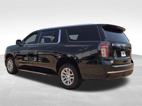 Used 2022 Chevrolet Suburban LT w/ Luxury Package RWD image 8
