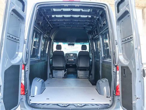 Used 2024 Mercedes-Benz Sprinter 2500 image 24