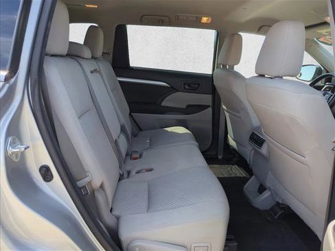 Used 2017 Toyota Highlander LE FWD image 21