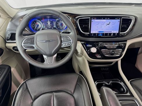 Used 2024 Chrysler Pacifica Limited image 27