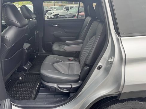 Used 2024 Toyota Highlander XSE AWD/4WD image 9