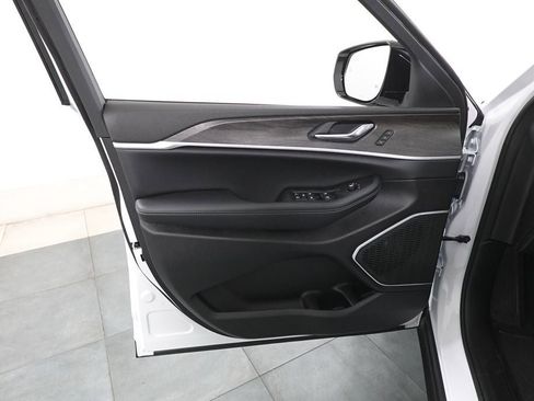 New 2026 Jeep Grand Cherokee Limited w/ Limited Altitude Package AWD/4WD image 8
