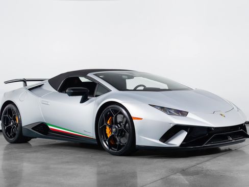 Used 2018 Lamborghini Huracan Performante AWD/4WD image 3