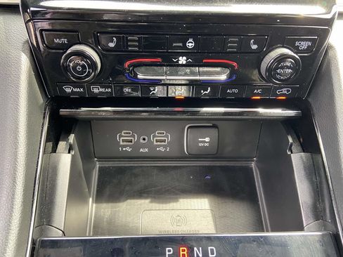 Used 2023 Jeep Grand Cherokee Altitude AWD/4WD image 20