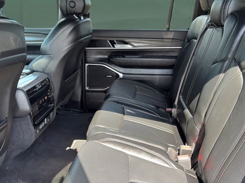 Used 2024 Jeep Wagoneer L Series II w/ Flexible Seating Group AWD/4WD image 17