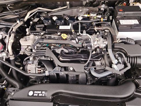 Used 2025 Toyota Corolla Cross LE image 28