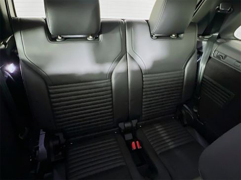 Used 2025 Land Rover Discovery Metropolitan Edition image 29