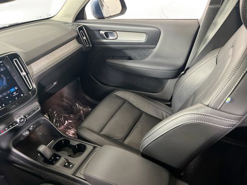 Used 2023 Volvo XC40 B5 Core w/ Convenience Package image 21