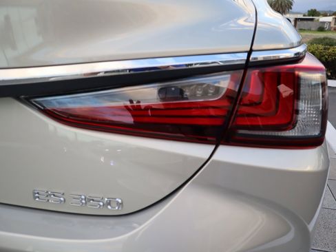 Used 2025 Lexus ES 350 w/ Premium Package image 21