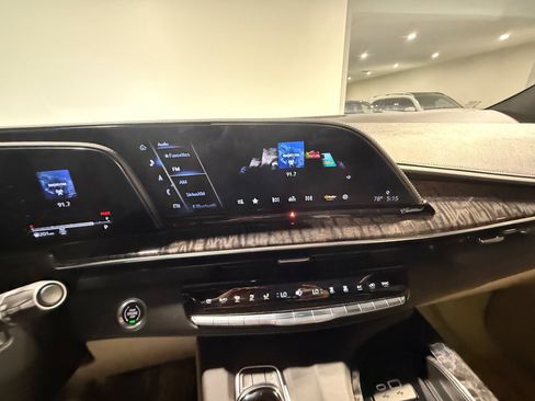 Used 2023 Cadillac Escalade Premium Luxury AWD/4WD image 28