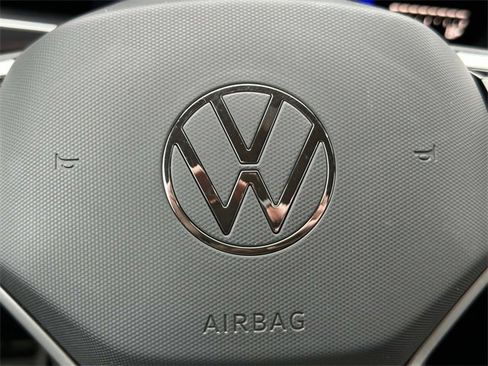 Certified 2022 Volkswagen Tiguan SE R-Line image 26