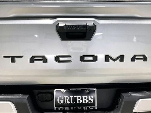 Used 2025 Toyota Tacoma SR5 AWD/4WD image 38